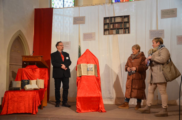 Theaterszene: Die Bibel eröffnete beim Museumsbesuch neues Interesse gelesen zu werden.